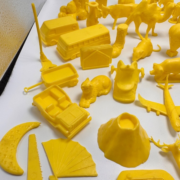 Houghton Mifflin Getting Ready To Read Toys Yellow Vintage Lot of 53 - Picture 7 of 15